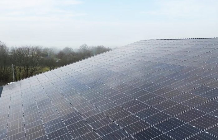 Installation de panneaux photovoltaïques sur une toiture existante en pente, maximisant l'efficacité énergétique tout en conservant la structure d'origine.